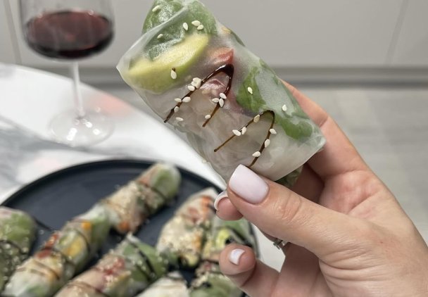 Tęczowe Spring Rollsy z Awokado i Mango