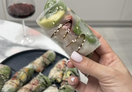 Tęczowe Spring Rollsy z Awokado i Mango