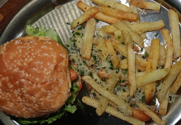 Klasyczny Burger Wołowy i Frytki z Parmezanem oraz Szczypiorkiem