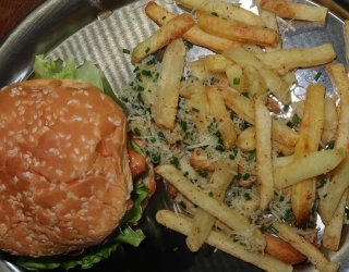 Klasyczny Burger Wołowy i Frytki z Parmezanem oraz Szczypiorkiem
