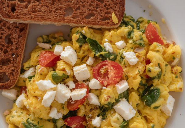 Omlet ze szpinakiem i fetą. Śniadanie redukcyjne