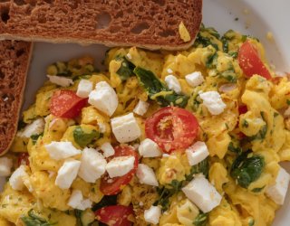 Omlet ze szpinakiem i fetą. Śniadanie redukcyjne