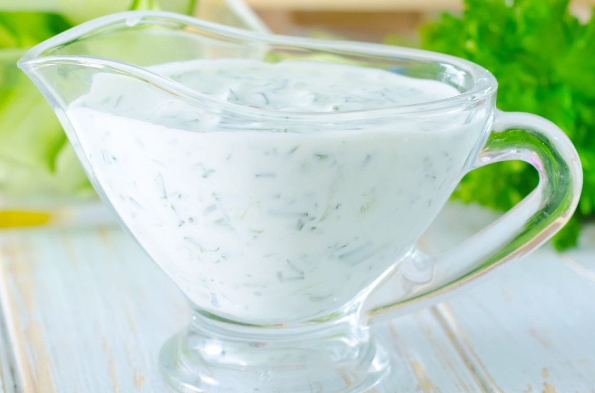 Domowe sosy do grilla. Przepis na pikantne chutney i aromatyczne dipy