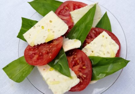 Wiosenna sałatka a la caprese z bundzem i czosnkiem niedźwiedzim