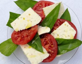 Wiosenna sałatka a la caprese z bundzem i czosnkiem niedźwiedzim