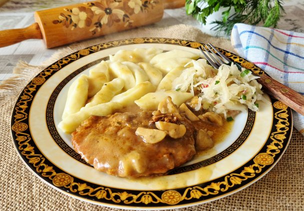 Duszony schab w grzybach z kopytkami i surówką z kapusty kiszonej