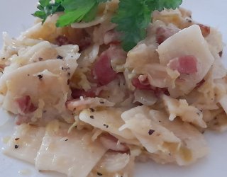 Młoda kapusta z łazankami