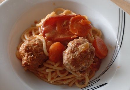 Gałki z łopatki w sosie pomidorowym z dodatkiem pomidorów suszonych w oleju, marchewką i makaronem.