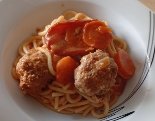Gałki z łopatki w sosie pomidorowym z dodatkiem pomidorów suszonych w oleju, marchewką i makaronem.
