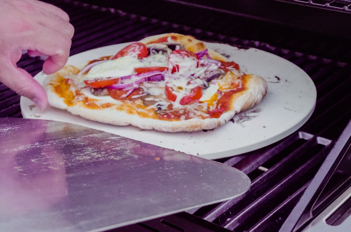 Jak zrobić pizzę na grillu? Przepis na domowe ciasto i triki z kamieniem do pieczenia