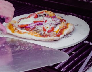 Jak zrobić pizzę na grillu? Przepis na domowe ciasto i triki z kamieniem do pieczenia