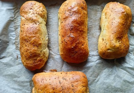 Kiełbasa biała parzona w cieście drożdżowym.