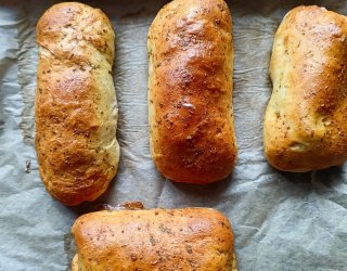 Kiełbasa biała parzona w cieście drożdżowym.