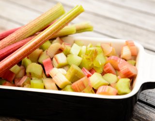 Kwaśny rabarbar potrzebuje towarzystwa. Zobacz, z czym go połączyć, by nie dodawać kilograma cukru