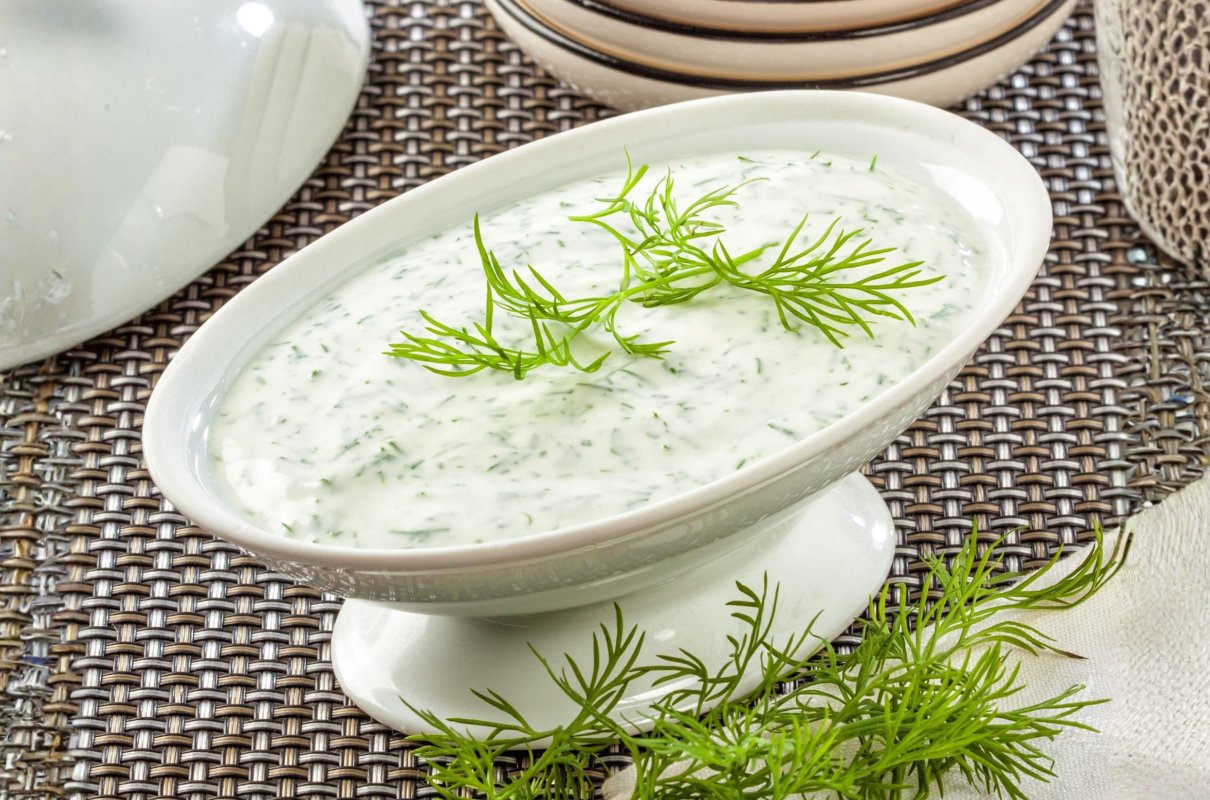 Najlepsze sosy do pieczonych ziemniaków. Gzik, tzatziki i sos tatarski