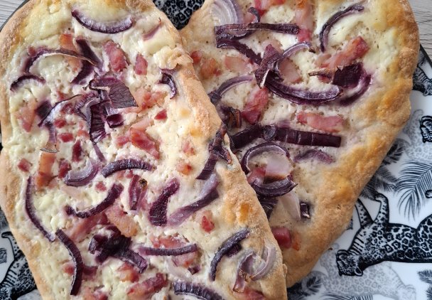 Low carb podpłomyk (Flammkuchen) z boczkiem i czerwoną cebulą