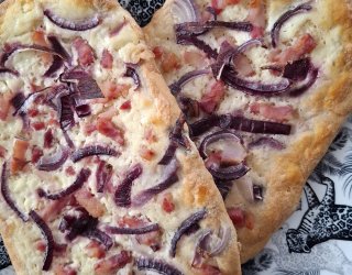 Low carb podpłomyk (Flammkuchen) z boczkiem i czerwoną cebulą