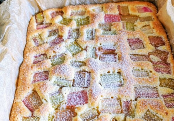 Mięciutki i puszysty placek z rabarbarem. Smakuje jak u babci