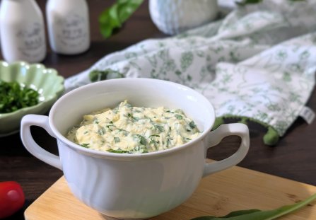Pasta jajeczna z czosnkiem niedźwiedzim