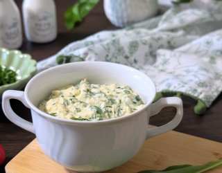 Pasta jajeczna z czosnkiem niedźwiedzim