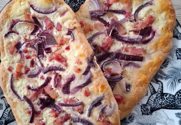 Low carb Flammkuchen z boczkiem i czerwoną cebulą – bez glutenu, keto przepis