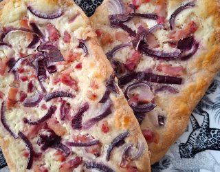 Low carb Flammkuchen z boczkiem i czerwoną cebulą – bez glutenu, keto przepis