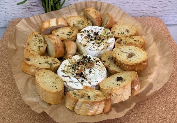 Camembert pieczony w air fryerze z bagietką
