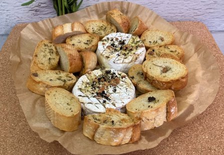 Camembert pieczony w air fryerze z bagietką