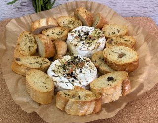 Camembert pieczony w air fryerze z bagietką