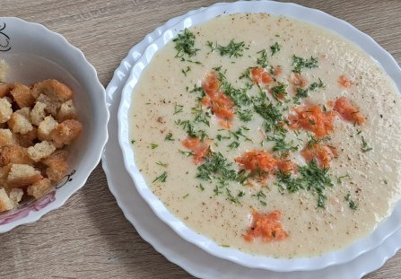 Krem z kalafiora z grzankami.