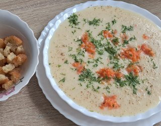 Krem z kalafiora z grzankami.