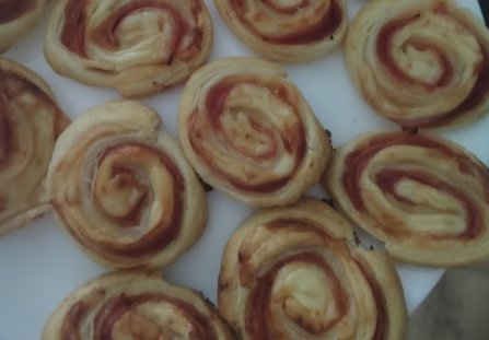 Chrupiące ślimaczki z ciasta francuskiego