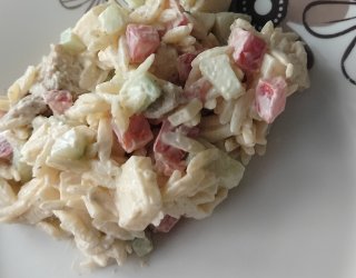 Sałatka z makaronem i kurczakiem