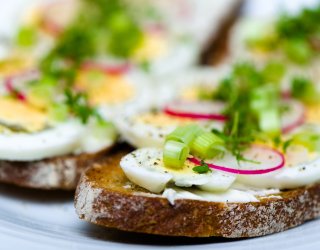 Kanapki z nowalijkami jak z restauracji. Wystarczy jeden detal