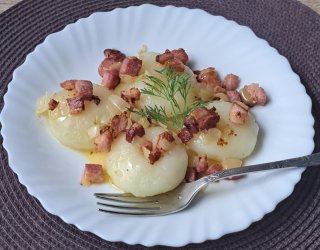Kluski śląskie ze skwarkami.