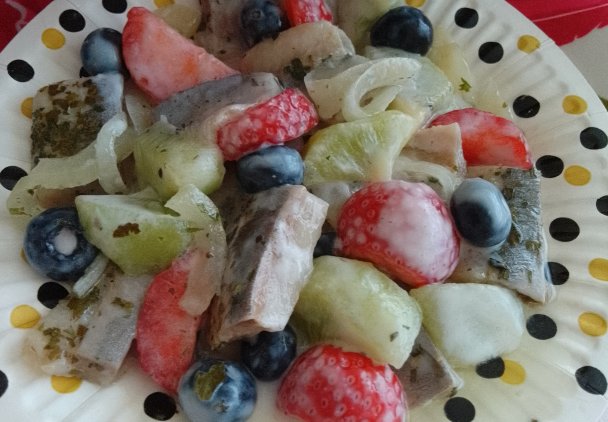 Sałatka ze śledzi z kiwi i z truskawkami w jogurtowym sosie