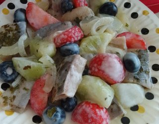 Sałatka ze śledzi z kiwi i z truskawkami w jogurtowym sosie