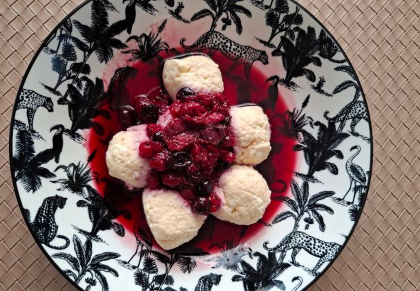 Low carb knedle twarogowe z sosem z owoców leśnych – bez glutenu i bogate w błonnik