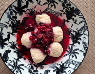 Low carb knedle twarogowe z sosem z owoców leśnych – bez glutenu i bogate w błonnik