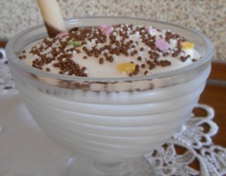 Deser z bitej śmietany i jogurtu