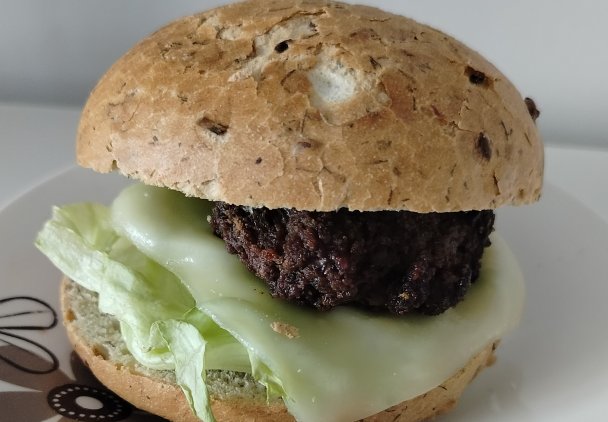 Domowy hamburger z chrupiącym kotletem, serem i sałatą