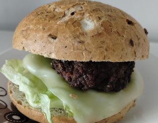 Domowy hamburger z chrupiącym kotletem, serem i sałatą