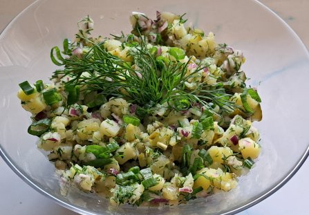 Sałatka ziemniaczana .