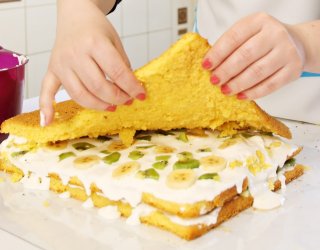 Biszkopt z owocami i bitą śmietaną
