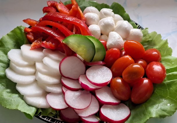Talerz pełen warzyw i mini mozzarelą