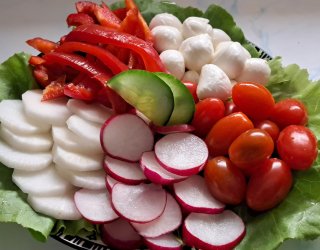 Talerz pełen warzyw i mini mozzarelą