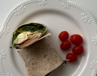 Ekspresowy pełnoziarnisty wrap z omletem i łososiem