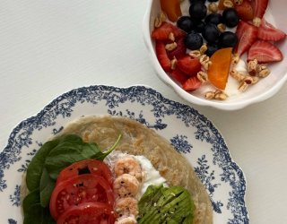 Chrupiący chlebek Roti z krewetkami i awokado + Owocowa miseczka jogurtowa