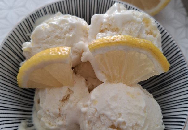 Kremowe domowe lody cytrynowe z jogurtu – bez cukru, lekki letni deser