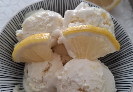 Kremowe domowe lody cytrynowe z jogurtu – bez cukru, lekki letni deser
